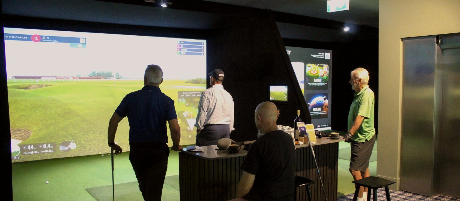 The Howe2Golf clubhouse lounge and bar